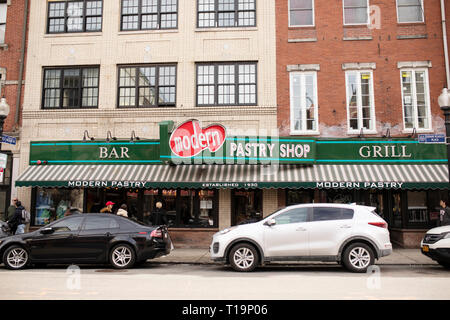 Al di fuori della moderna pasticceria su Hanover Street nel North End di Boston, Massachusetts. Foto Stock