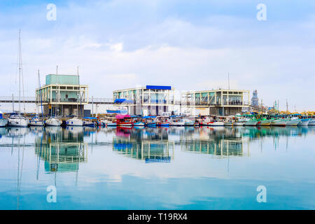Limassol marina con yacht e barche da pesca ormeggiate da Pier con ristoranti, Cipro Foto Stock
