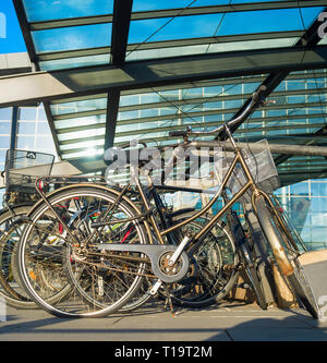 Primo piano delle biciclette in auto dall aeroporto internazionale di Kastrup sotto la tettoia di vetro nella giornata del sole, Copenhagen, Danimarca Foto Stock