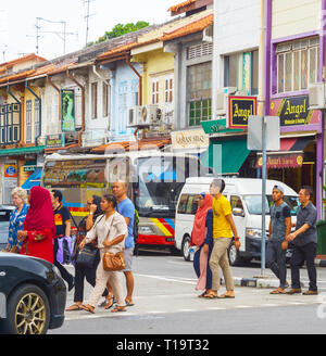 SINGAPORE - Febbraio 18, 2017: le persone che attraversano la strada dalla zebra a Little India del distretto di Singapore. Foto Stock