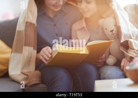 La lettura di libro meraviglioso Foto Stock