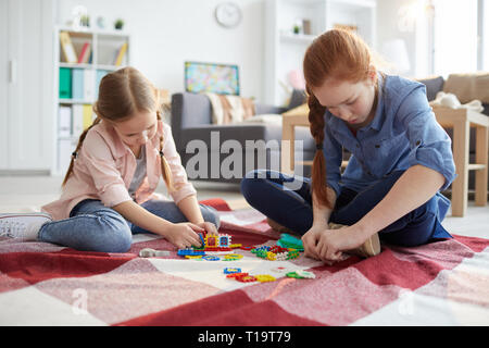 Due ragazze a giocare a casa Foto Stock