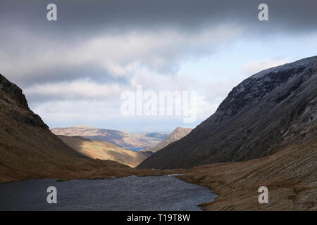 Una vista verso il basso Grisedale da Grisedale Tarn, nel Lake District inglese Foto Stock