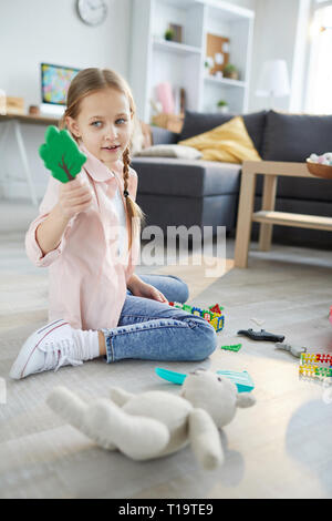 Ragazza che gioca con i giocattoli Foto Stock