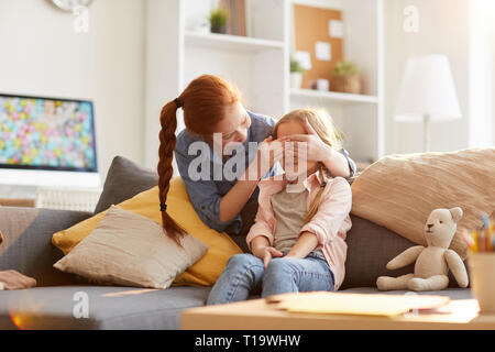 Sorelle giocando un peek boo Foto Stock