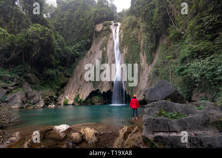 La bellezza di Khuoi Nhi cascata in Thuong Lam, Na Hang, Tuyen Quang Provincia, Vietnam Foto Stock