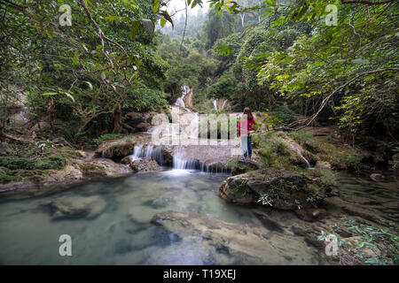 La bellezza di Khuoi Nhi cascata in Thuong Lam, Na Hang, Tuyen Quang Provincia, Vietnam Foto Stock