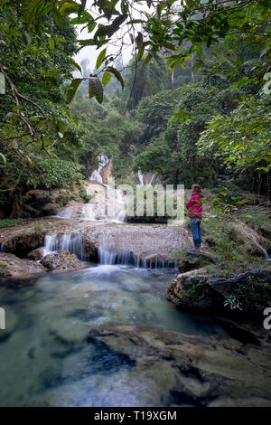 La bellezza di Khuoi Nhi cascata in Thuong Lam, Na Hang, Tuyen Quang Provincia, Vietnam Foto Stock