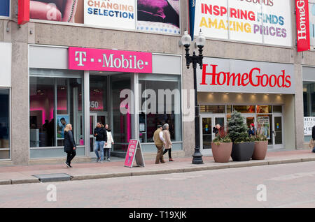 Retail T Mobile e negozi HomeGoods presso il Downtown Crossing in Boston, Massachusetts, STATI UNITI D'AMERICA Foto Stock