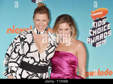 LOS ANGELES, CA - MARZO 23: Jodie Sweetin (L) e Candace Cameron Bure frequentare Nickelodeon's 2019 Kids Choice Awards a Galen Center su Marzo 23, 2019 a Los Angeles, California. Foto Stock