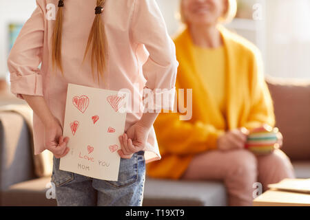 Ragazza nascondendo carta fatta a mano Foto Stock