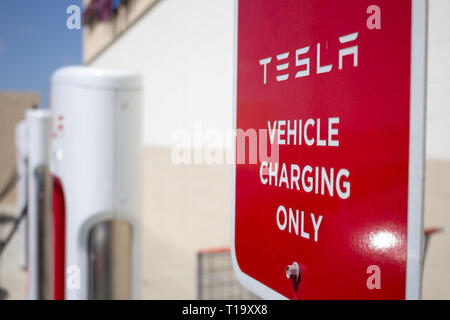 Tesla stazione di sovralimentazione in Fountain Valley, California, un segno rosso che designa Tesla e carica solo di parcheggio Foto Stock