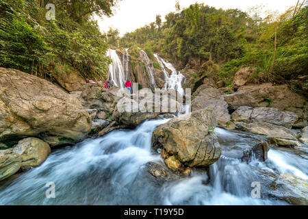 Go Lao cascata, Mai Chau district, Hoa Binh provincia, Vietnam - Gennaio 4, 2019: la bellezza del Go Lao cascata in Mai Chau district, Hoa Binh provi Foto Stock