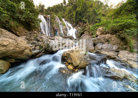 Go Lao cascata, Mai Chau district, Hoa Binh provincia, Vietnam - Gennaio 4, 2019: la bellezza del Go Lao cascata in Mai Chau district, Hoa Binh provi Foto Stock