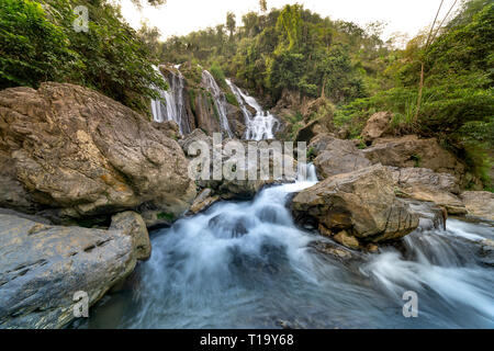 Go Lao cascata, Mai Chau district, Hoa Binh provincia, Vietnam - Gennaio 4, 2019: la bellezza del Go Lao cascata in Mai Chau district, Hoa Binh provi Foto Stock