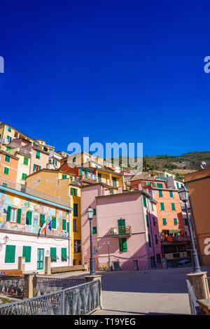 Riomaggiore è uno dei cinque Cinque Terre Travel attrazioni, un tradizionale villaggio di pescatori di La Spezia, situare in costa della Liguria Italia. Foto Stock