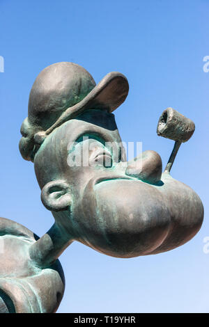 Primo piano della statua di Popeye in Popeye e Bluto la sentina chiatte di ratto/Islands of Adventure, Universal Studios Orlando, Florida. La luce diretta del sole e cielo blu. Foto Stock