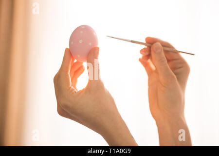 Uovo di Pasqua in mano Foto Stock
