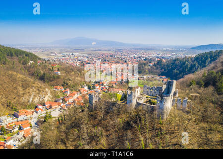 Croazia, Samobor, vecchio abbandonato fortezza medievale rovine e il paesaggio vista aerea, città di Samobor ni sfondo Foto Stock