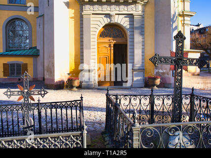 Grave incrocia davanti all'ingresso di Maria alla chiesa Magdalena (Maria Magdalena Kyrka), Sodermalm, Stoccolma, Svezia e Scandinavia Foto Stock