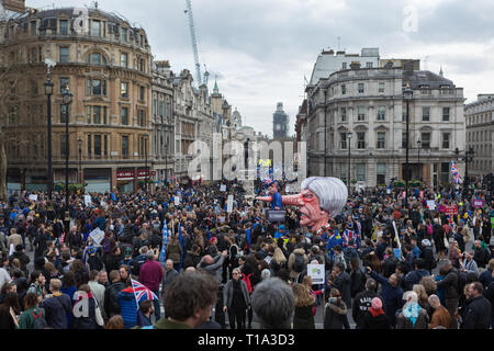 Le persone che frequentano la 'metterlo al popolo' marzo in segno di protesta chiede un referendum per la finale Brexit trattativa. Foto Stock