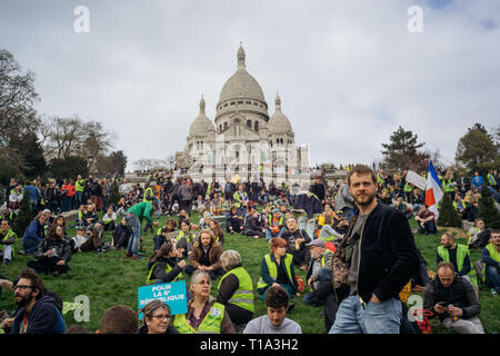 I manifestanti a raccogliere le orme della Basilica Sacre Coeur. Durante il XIX atto del francese Giubbotto giallo movimento, manifestanti a raccogliere le orme della Basilica Sacre Coeur, a nord di Parigi. Foto Stock