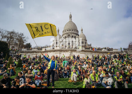 I manifestanti a raccogliere le orme del Sacre Coeur di Montmartre. Durante il XIX atto del francese Giubbotto giallo movimento, manifestanti a raccogliere le orme della Basilica Sacre Coeur, a nord di Parigi. Foto Stock