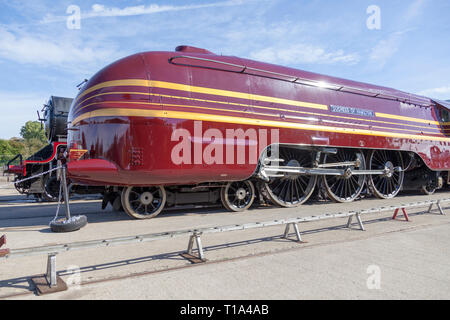LMS Incoronazione Classe 6299 Duchessa di Hamilton snellito locomotiva a vapore presso il National Rail Museum a Shildon, County Durham, Regno Unito Foto Stock