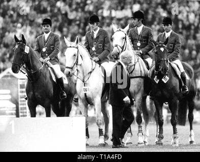 Sport, Giochi Olimpici, 1972 Monaco di Baviera, cerimonia di presentazione per il salto jockey team competition, medaglia d'oro in Germania, da sx a dx: Hans Guenter Winkler su 'Trofeo', Gerd Wiltfang su 'Askan', Fritz Ligges su "Robin', Hartwig Steenken su 'Simona', in primo piano Avery Brundage, maneggio Riem, Monaco di Baviera, 11.9.1972, Additional-Rights-Clearance-Info-Not-Available Foto Stock