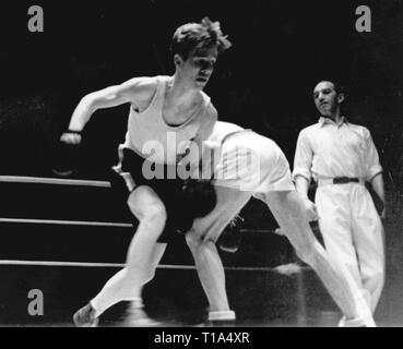 Sport, boxe Boxing Tournament Paesi Bassi contro la Danimarca, incontro di pugilato in peso bantam tra William Boyen (Paesi Bassi) e Niels Kjeldsen (Danimarca), K. B. Hallen, Copenaghen, 4.10.1946, Additional-Rights-Clearance-Info-Not-Available Foto Stock