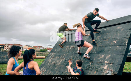 I partecipanti in ostacolo corso arrampicata ostacolo piramide Foto Stock