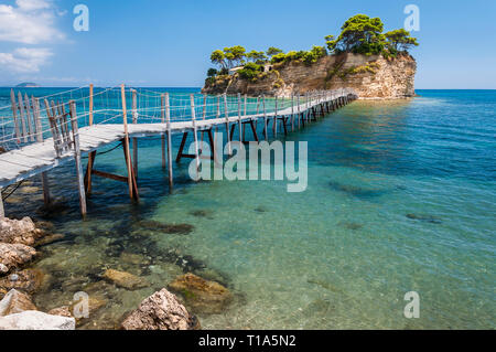 Paesaggio estivo di vuota il famoso e romantico Ponte di legno al mare greco alla piccola isola di Cameo. Paradise colorato con cristallo, turchese s Foto Stock