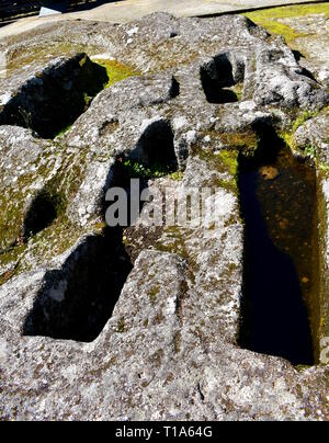 Antropomorfico medievale tombe scavate nella pietra. Sarmiento Castello, Ribadavia, Spagna. Foto Stock