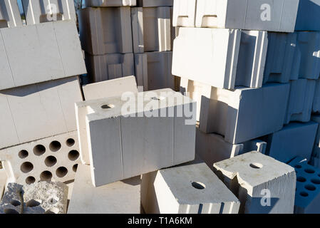 Mucchio di mattoni da calcestruzzo cellulare, bianco mattoni, mattoni forati con fori di cava all'interno. Foto Stock