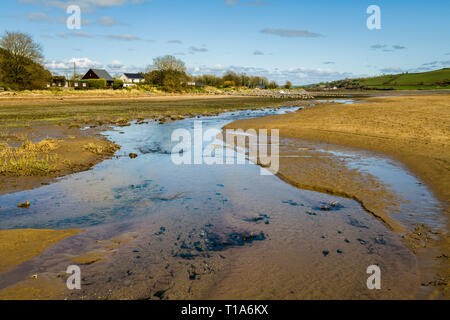 Il fiume Tywi o Towy, a estuario a Llansteffan sulla costa Carmarthenshire, mostrando le sabbie e i segni di un piccolo porto. Foto Stock