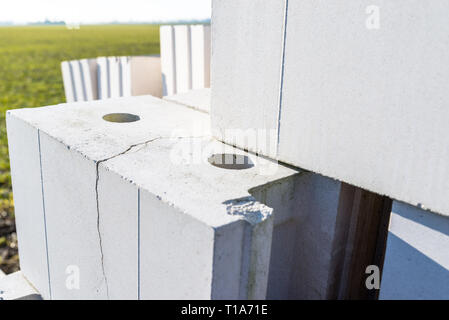 Mucchio di mattoni da calcestruzzo cellulare, bianco mattoni, mattoni forati con fori di cava all'interno. Foto Stock