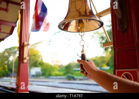 Gli anelli a mano la campana. Mano maschio è suonato il campanello. Foto Stock