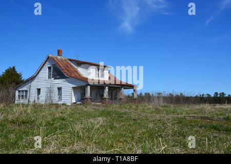 Una casa abbandonata lentamente marcisce sul retro le strade di Perquiman's County nella parte orientale della Carolina del Nord. Foto Stock