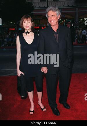 LOS ANGELES, CA - Luglio 7, 1998: attrice VICTORIA PRINCIPAL & marito DR. HARRY GLASSMAN in prima mondiale di "Arma letale 4', presso il Teatro Cinese di Mann, Hollywood. Foto Stock