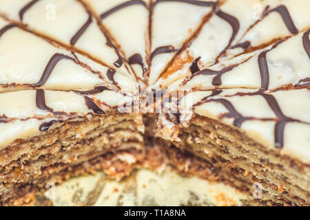 Esterhazy torta tagliata in pezzi . Autentica ricetta, ungherese e dessert austriaco, vista da sopra, close-up. Messa a fuoco selettiva di ripresa macro con Foto Stock