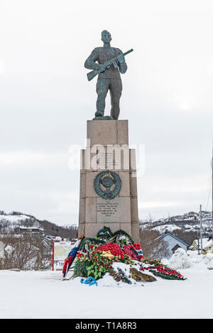 Memoriale di guerra nella città di Kirkenes in Norvegia, dedicato al russo Esercito Rosso che liberò la città dai Nazisti durante la Seconda Guerra Mondiale. Foto Stock