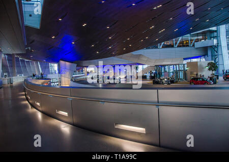 Il BMW Welt è situato nella parte anteriore del gruppo BMW in sede e che unisce passato e presente in un unico luogo. Foto Stock