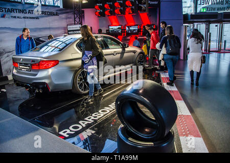 Il BMW Welt è situato nella parte anteriore del gruppo BMW in sede e che unisce passato e presente in un unico luogo. Foto Stock