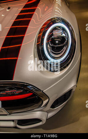 Il BMW Welt è situato nella parte anteriore del gruppo BMW in sede e che unisce passato e presente in un unico luogo. Foto Stock