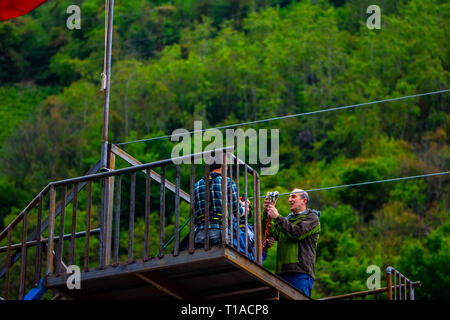 Lavoratore preaparing ragazzo per andare alla linea di zip, Trabzon Turchia 20 Aprile 2018 Foto Stock