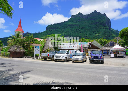 VAITAPE, BORA BORA -4 DEC 2018- Street View di Vaitape, la cittadina principale di Bora Bora, Polinesia francese, ai piedi del Monte Otemanu. Foto Stock