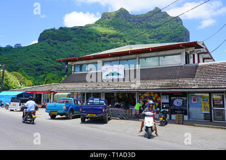 VAITAPE, BORA BORA -4 DEC 2018- Street View di Vaitape, la cittadina principale di Bora Bora, Polinesia francese, ai piedi del Monte Otemanu. Foto Stock