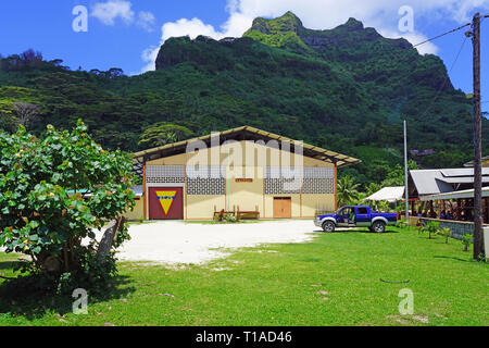 VAITAPE, BORA BORA -4 DEC 2018- Street View di Vaitape, la cittadina principale di Bora Bora, Polinesia francese, ai piedi del Monte Otemanu. Foto Stock