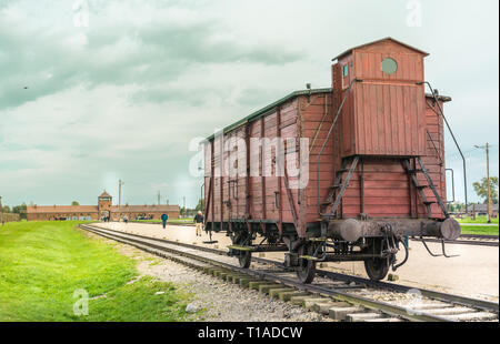 Oswiencim, Polonia - 21 Settembre 2019: abbandonati vagone del treno nella rampa in ingresso al campo di concentramento di Auschwitz Birkenau KZ Polonia Foto Stock