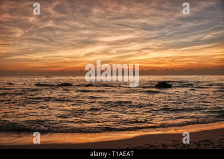 Questa grande mostra fotografica Il sunrise di Hua Hin in Thailandia la mattina presto a sunrise. Si può vedere molto bene la costa del golfo di Thailandia Foto Stock